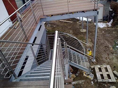 Eine Metalltreppe mit Edelstahlgeländer