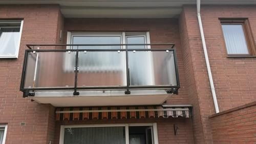 Ein Balkon an der Seite eines Backsteingebäudes