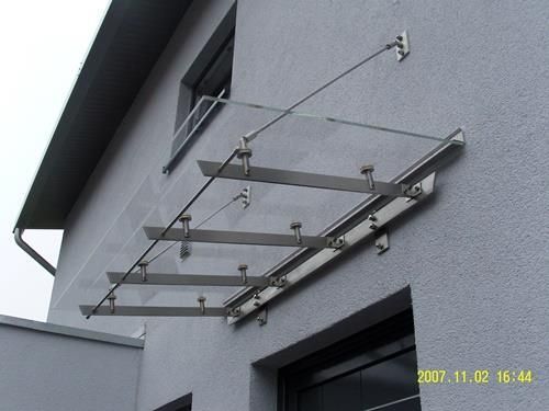 Ein Bild aus dem Jahr 2007 zeigt ein Vordach an der Seite eines Gebäudes