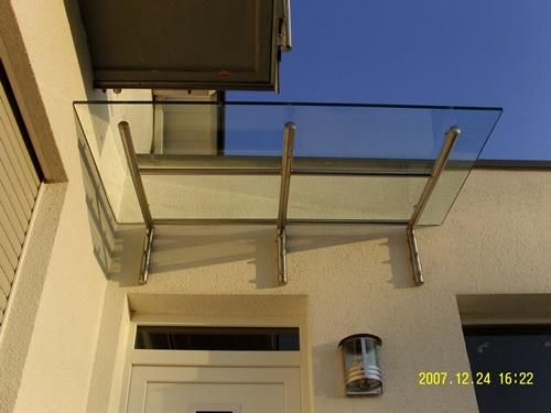 Ein Bild einer Tür mit einem Glasdach aufgenommen am 24. Dezember 2007