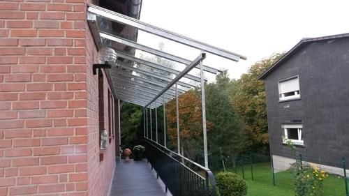 Ein Backsteingebäude mit einem Glasdach an der Seite