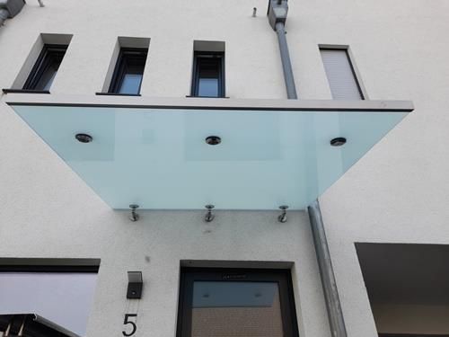 Die Nummer 5 steht auf der Seite eines Gebäudes