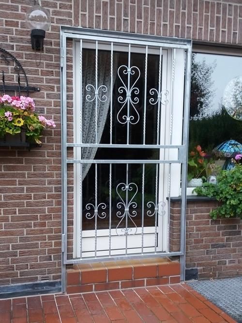 Ein Backsteingebäude mit einem schmiedeeisernen Tor an der Tür