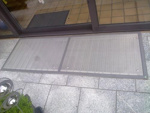 Eine Glasschiebetür mit einem Fliegengitter darüber