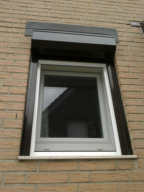 Ein Fenster an einer Ziegelwand mit schwarzem Rand