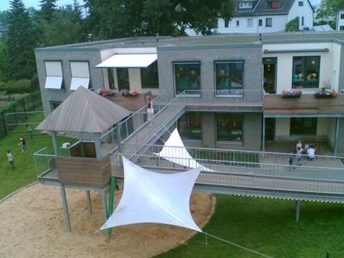 Eine Luftaufnahme eines Spielplatzes mit einem weißen Zelt im Vordergrund