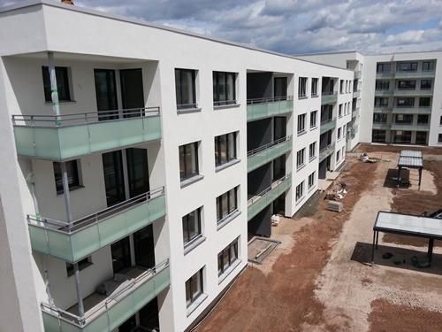 Eine Luftaufnahme eines großen im Bau befindlichen Wohnhauses.