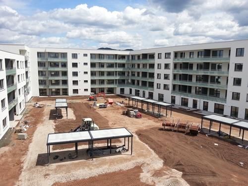 Eine Luftaufnahme eines großen im Bau befindlichen Wohnhauses.