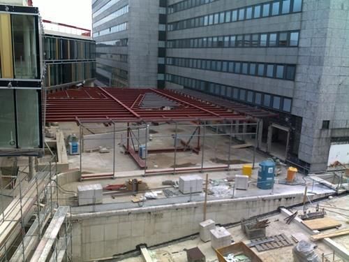 Eine Baustelle mit einem großen Gebäude im Hintergrund