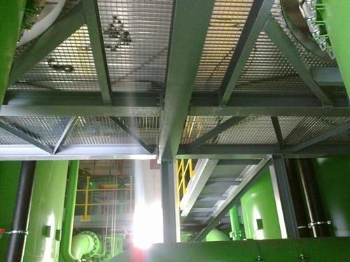 Blick nach oben zur Decke eines grünen Gebäudes