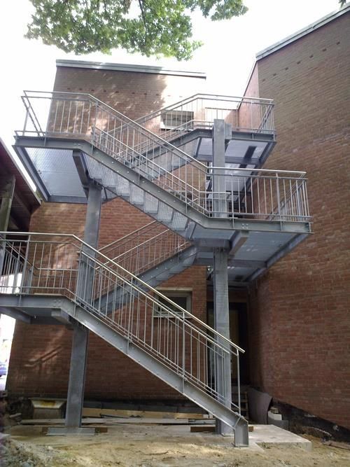 Eine Treppe, die zu einem Backsteingebäude führt