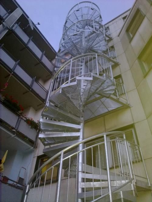 Eine Wendeltreppe, die zur Spitze eines Gebäudes führt