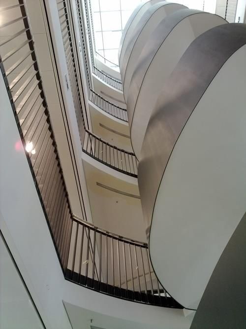 Blick nach oben auf eine Wendeltreppe in einem Gebäude