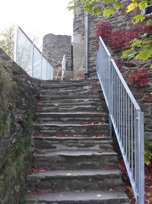 Eine Reihe von Steintreppen mit einem Metallgeländer