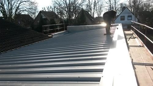 Ein Mann arbeitet auf dem Dach eines Gebäudes