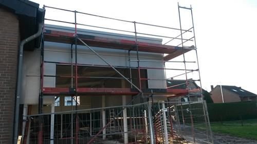 Es wird ein Haus gebaut, an dessen Seite ein Gerüst hängt.