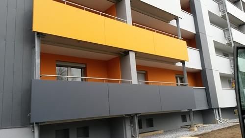 Ein Gebäude mit einem gelben Balkon an der Seite