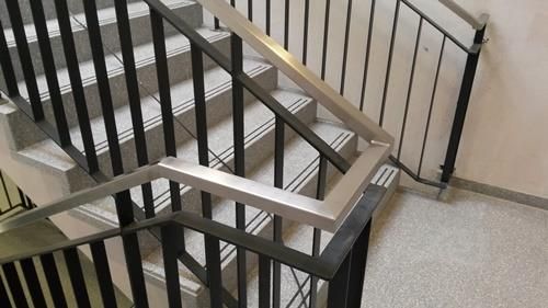 Eine Nahaufnahme einer Treppe mit einem Metallgeländer.