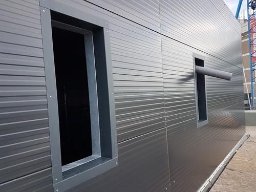 Ein graues Gebäude mit wenigen Fenstern