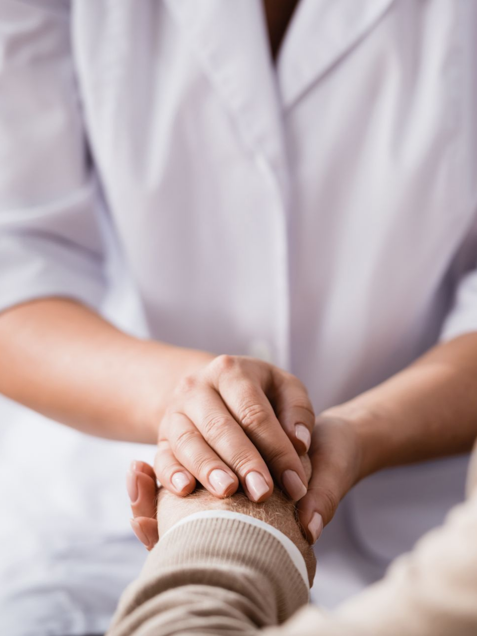 Infirmière qui réconforte un patient