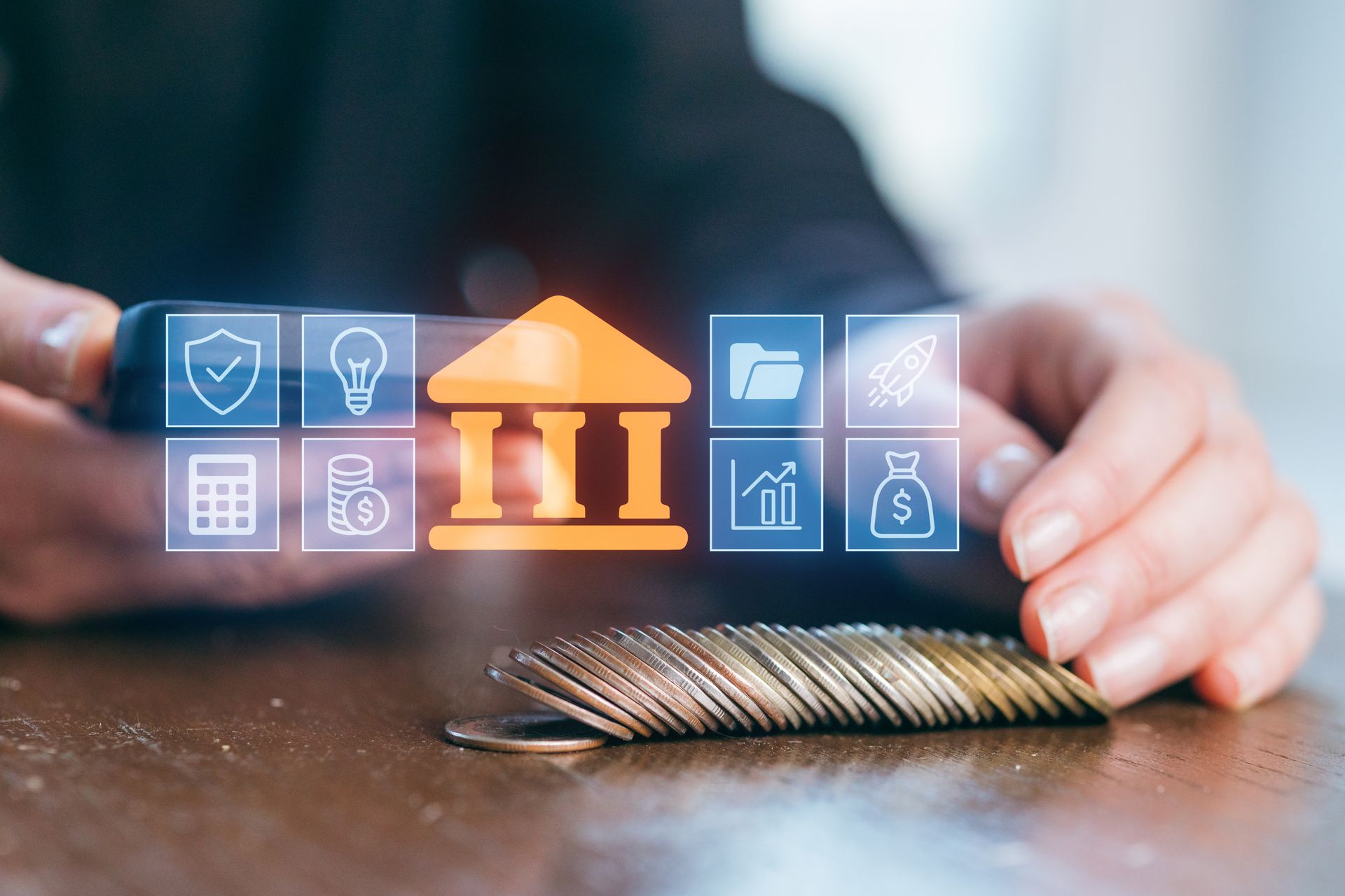 Person, die ein Smartphone mit der Benutzeroberfläche einer Banking-App nutzt, Münzen liegen vor ihr.