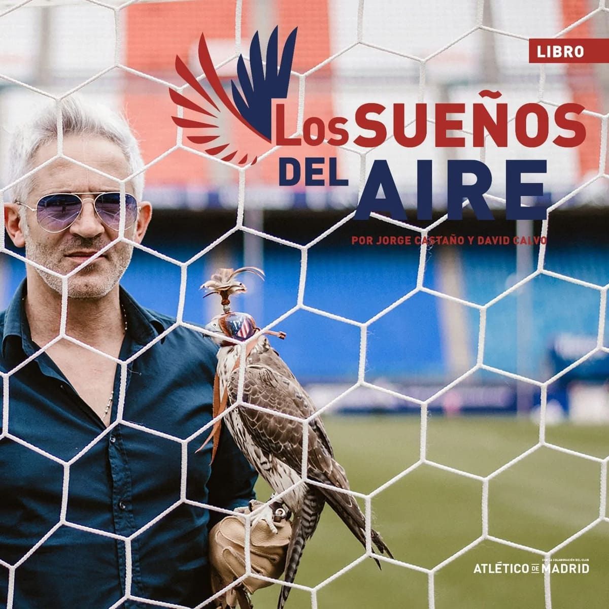 Un hombre que lleva gafas de sol sostiene un halcón en su guante detrás de la red de un arco de fútbol; el texto dice 