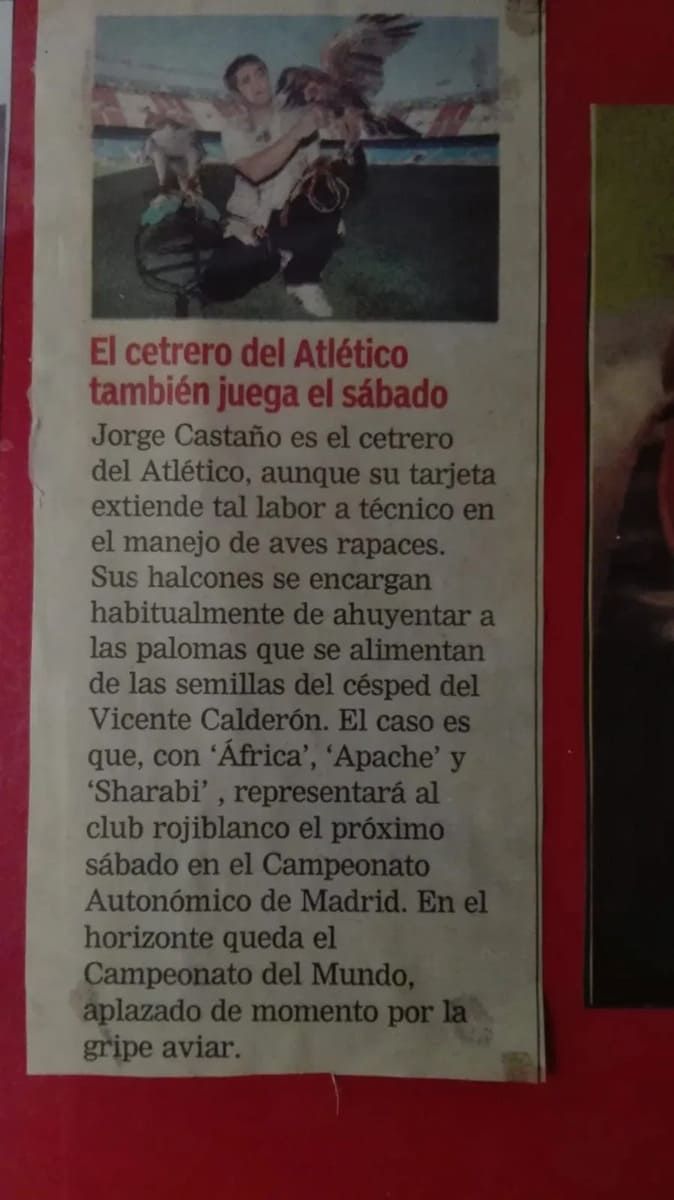 Un recorte de periódico sobre un cetrero del Atlético de Madrid, con una foto suya con una rapaz en un estadio.