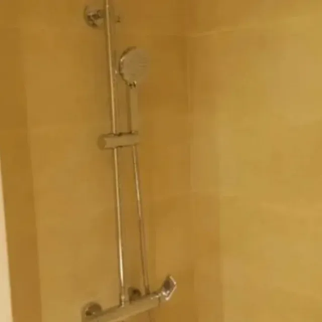 Un primer plano de un cabezal de ducha en un baño.