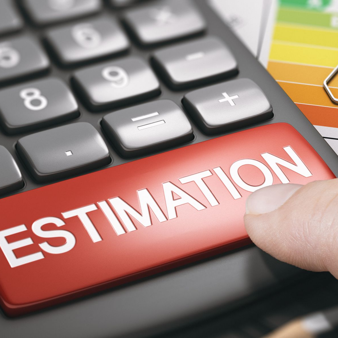 Une personne appuie sur un gros bouton rouge portant l'inscription ESTIMATION.