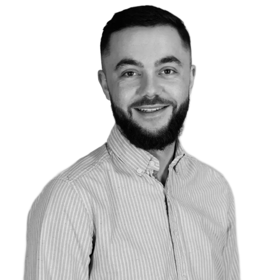 Photo de portrait en noir et blanc de Nathan Lamirault, gérant de LAMIRAULT IMMOBILIER.