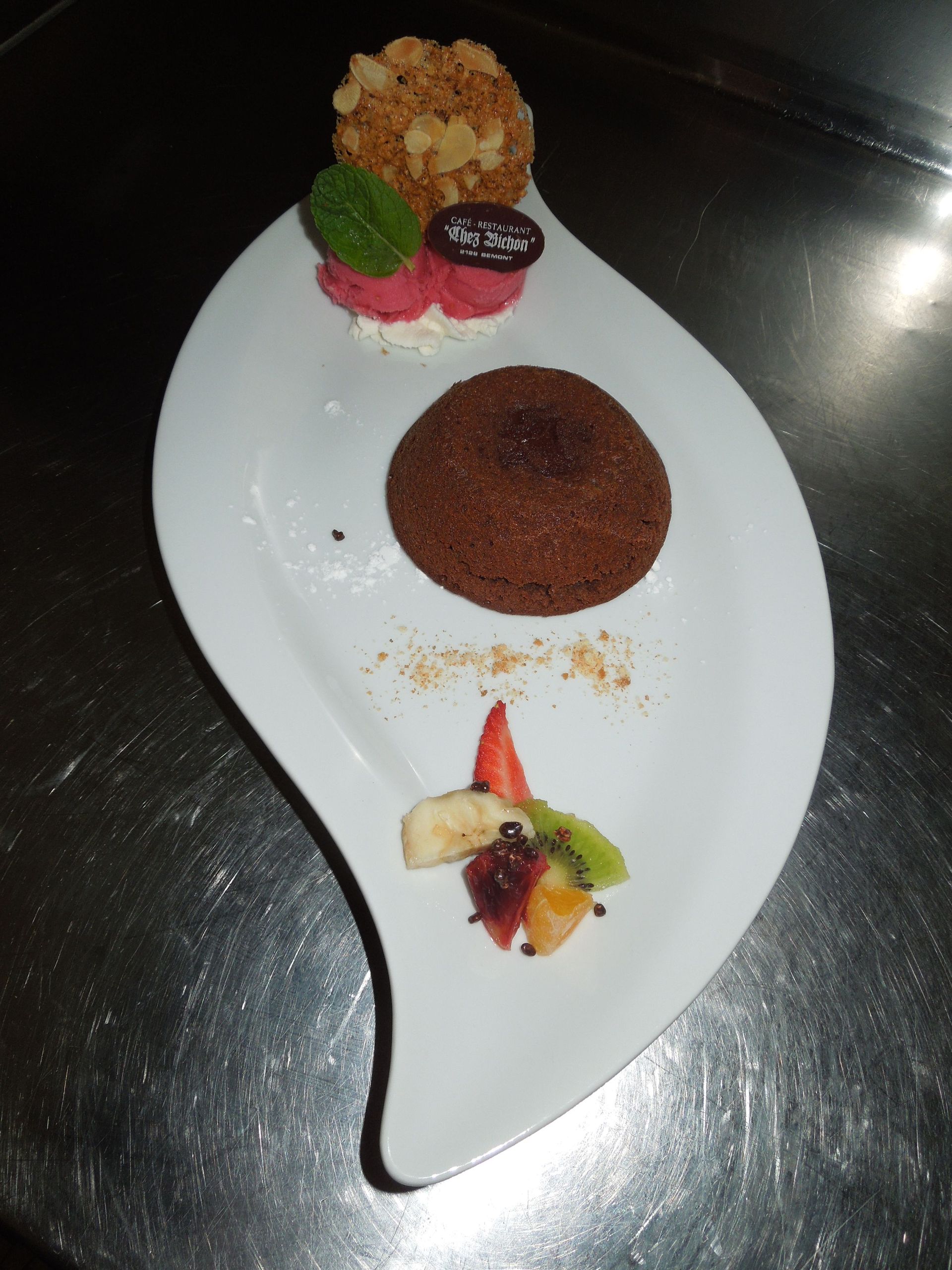 Moelleux au chocolat et sa glace framboise