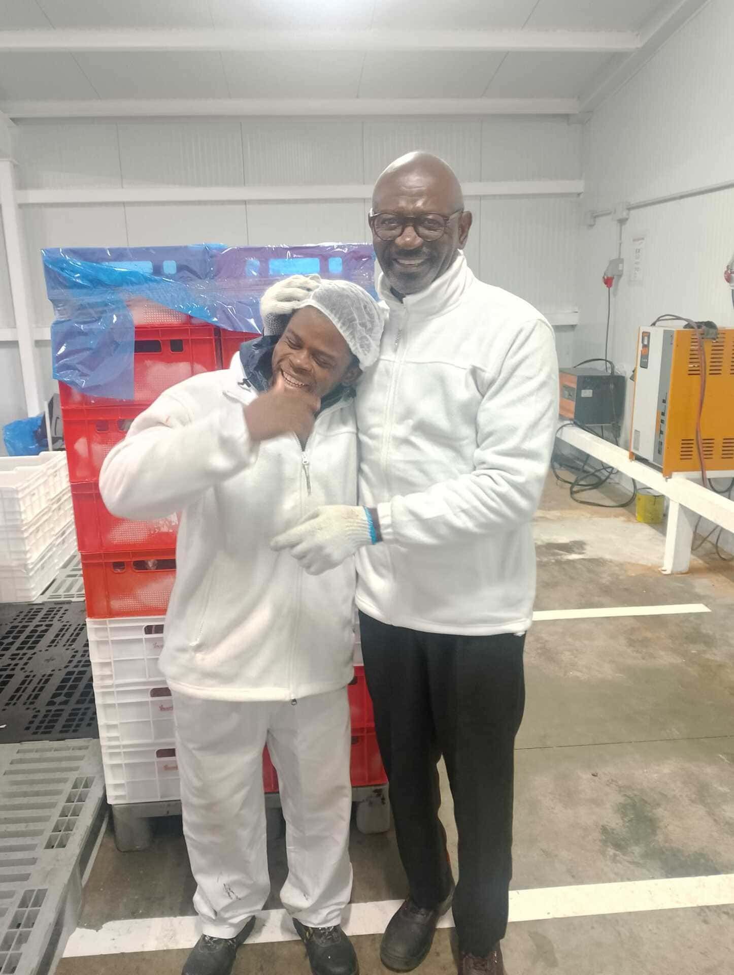 Un hombre y una mujer están parados uno al lado del otro en una habitación.