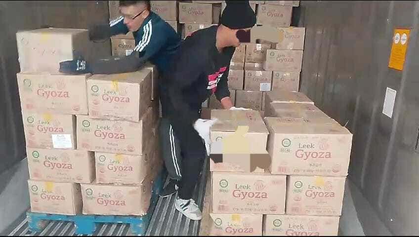 Dos hombres están cargando cajas en un camión.
