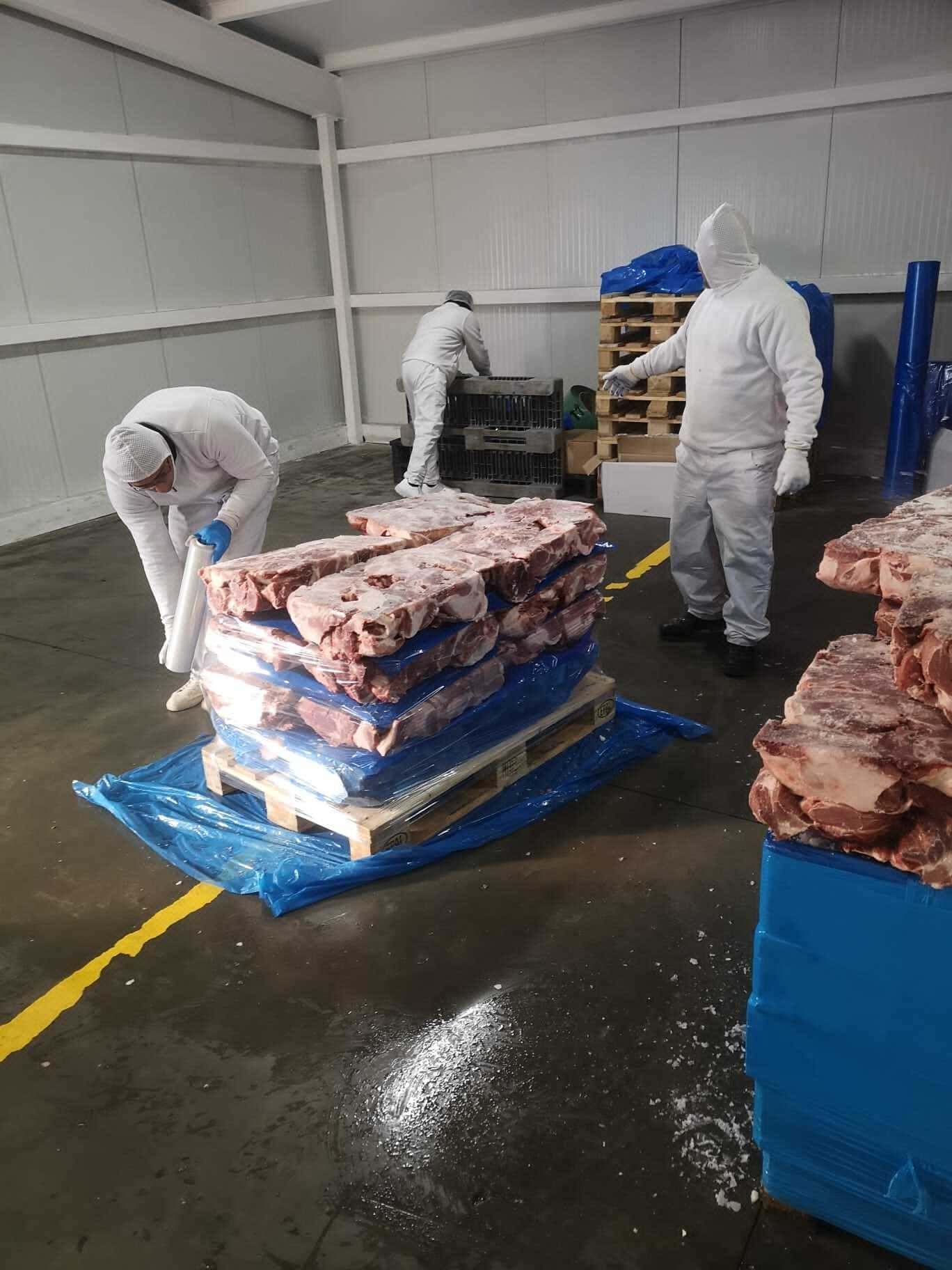 Un grupo de personas está trabajando en un almacén.