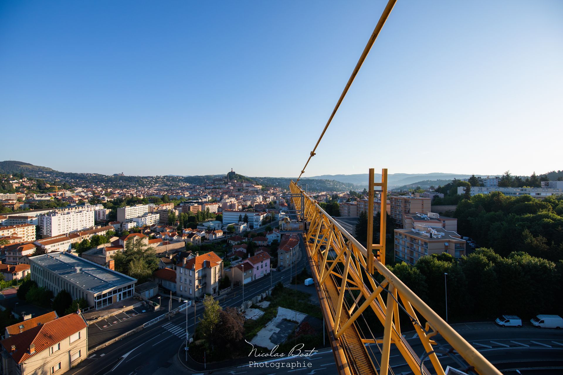 Vue de la ville du Puy depuis le haut d'une grue à montage par élément