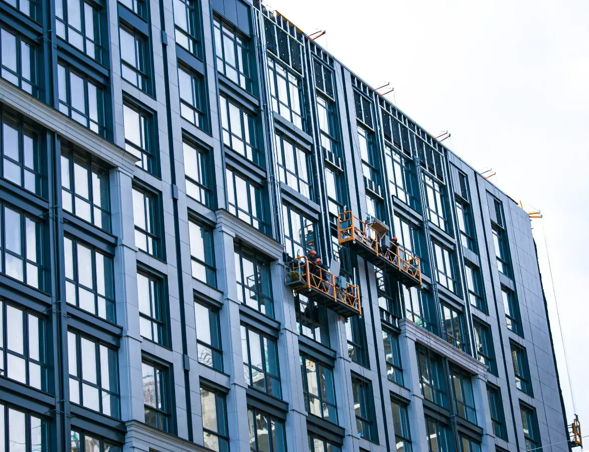 Se está construyendo un gran edificio con muchas ventanas.