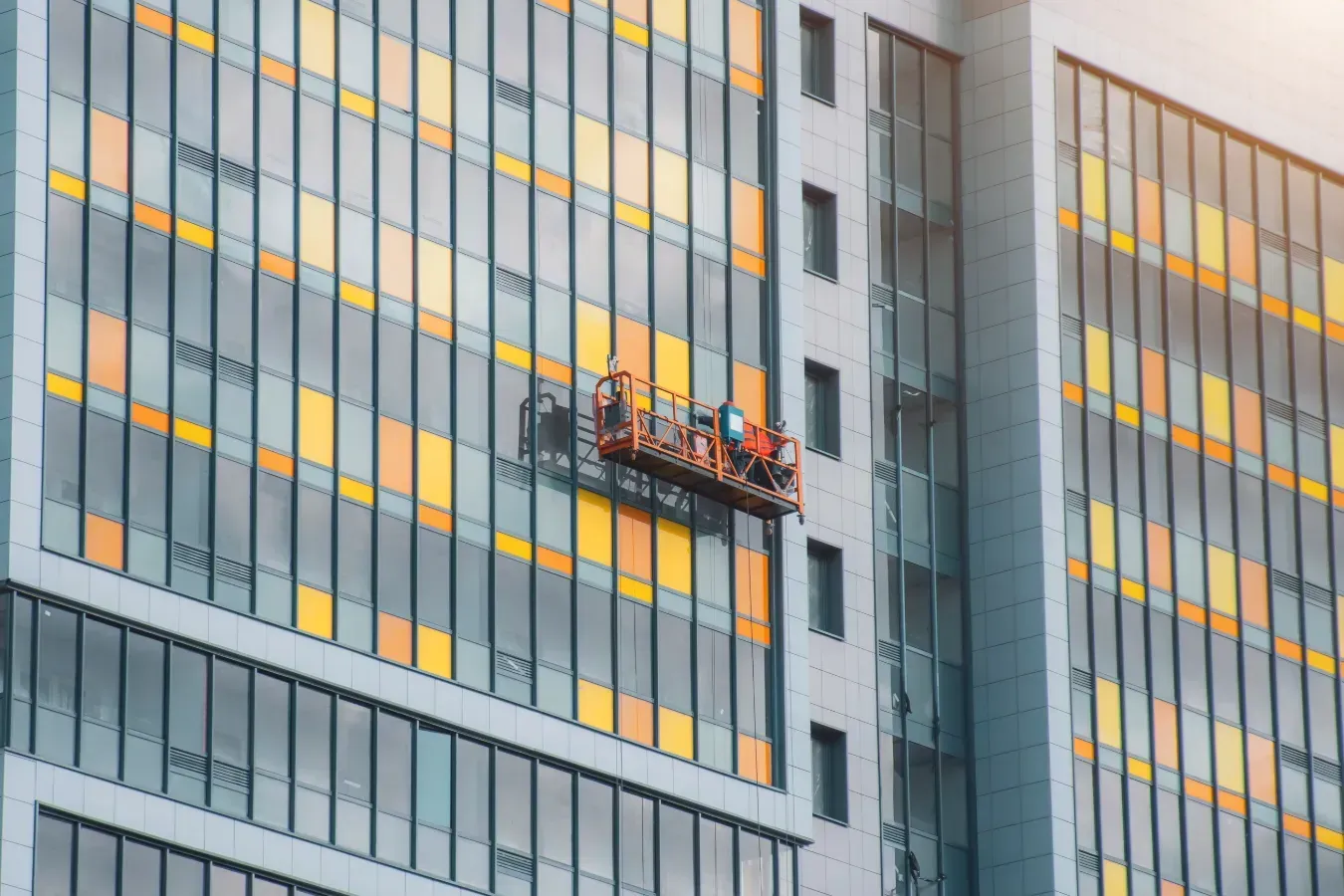 Un grupo de personas está limpiando las ventanas de un edificio alto.