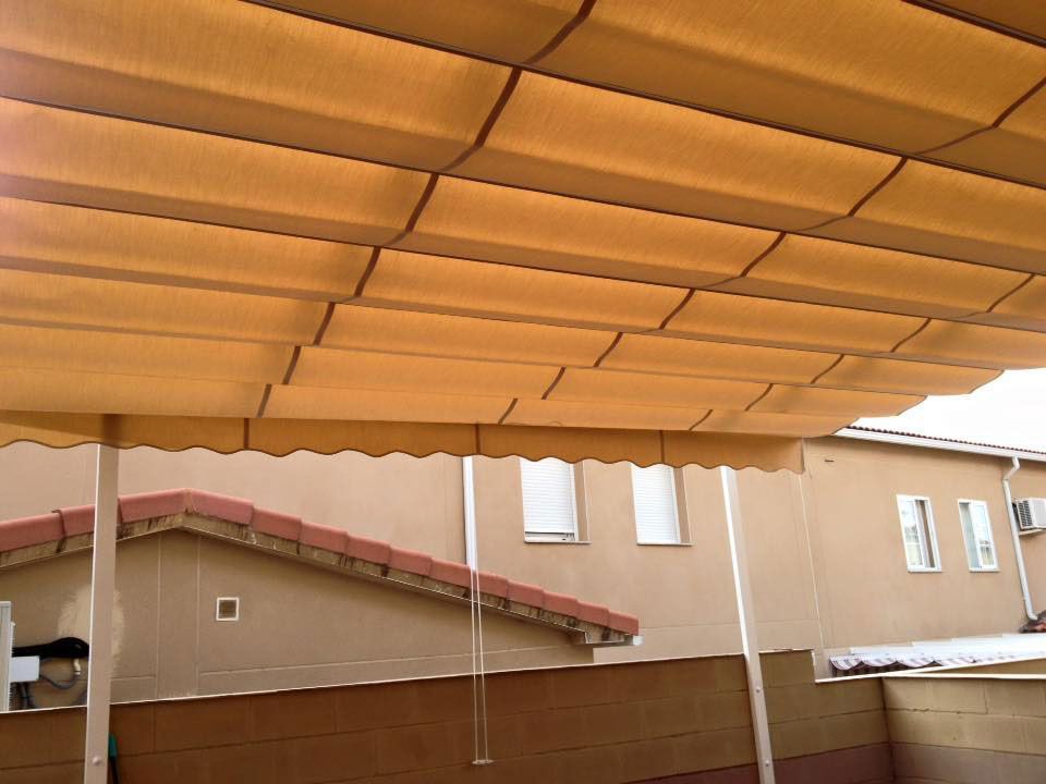 Un gran paraguas cuelga del techo de un edificio.