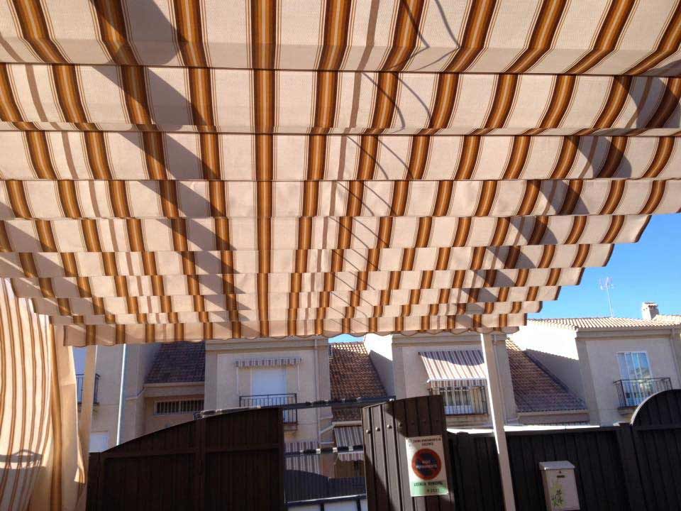 Un toldo a rayas cuelga del techo de un edificio.
