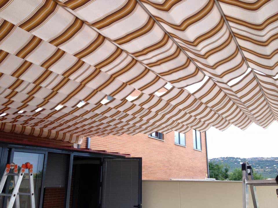 Un toldo a rayas cuelga del techo de un edificio.