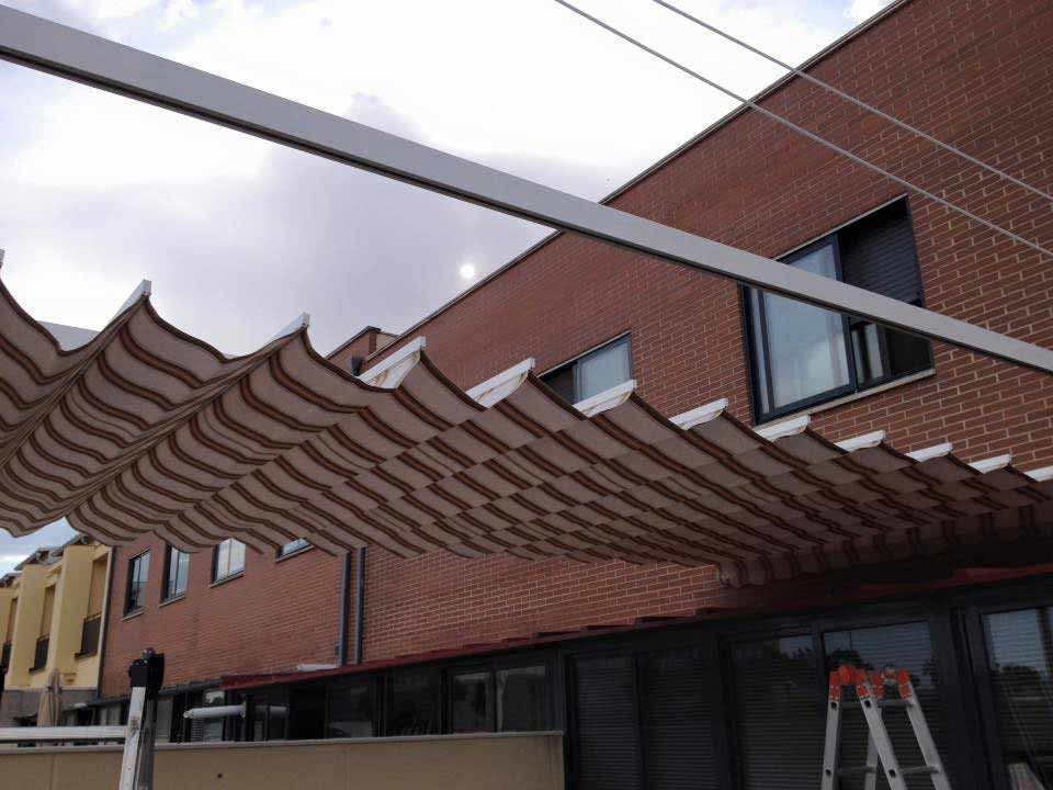 Un gran toldo cuelga sobre un edificio de ladrillos.
