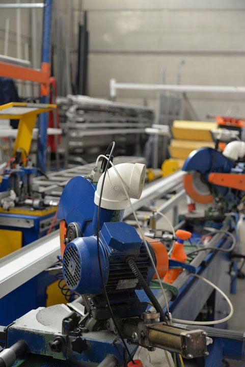 Una máquina está cortando un trozo de metal en una fábrica.