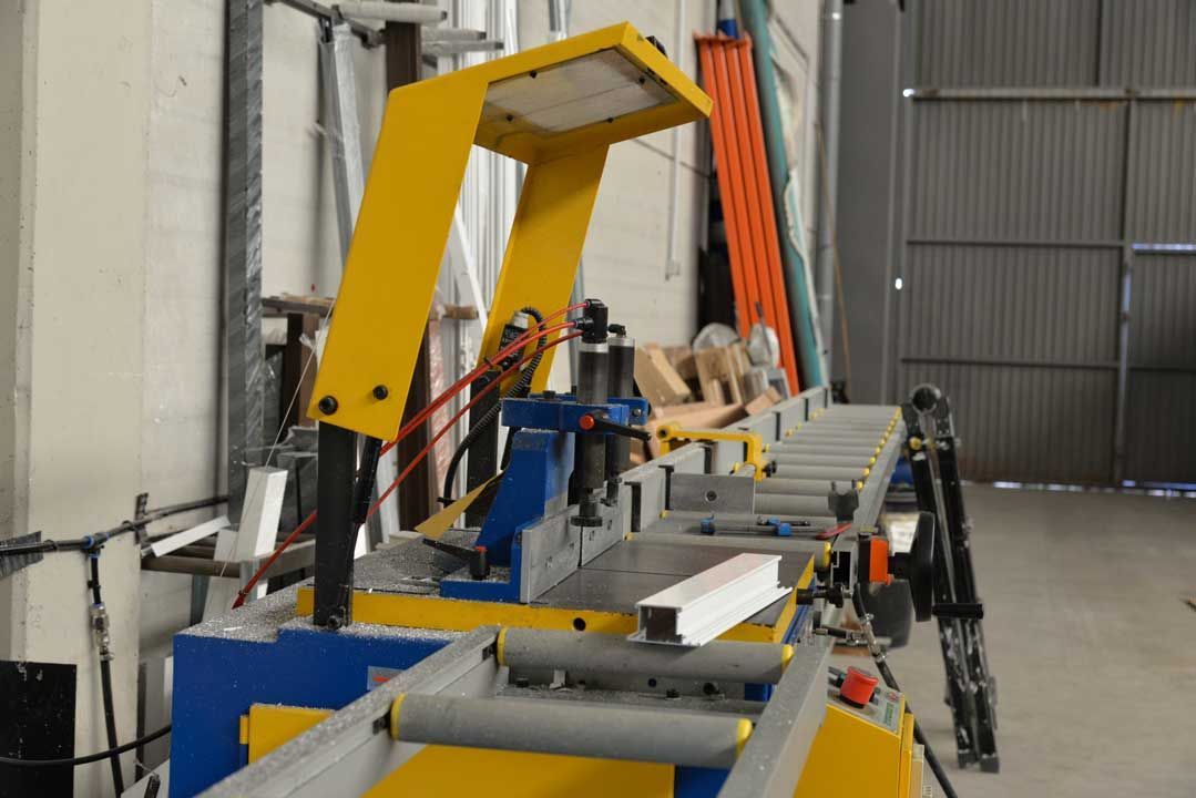 Una máquina amarilla y azul está en un almacén.