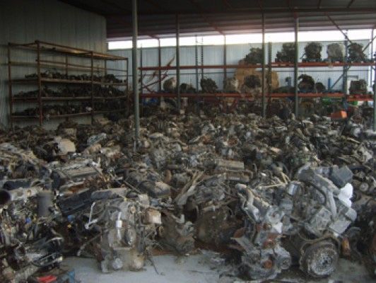 Un almacén lleno de muchos motores viejos.