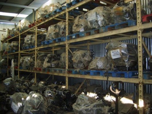 Un almacén lleno de muchas cajas y palés