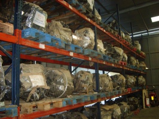 Un almacén lleno de muchas piezas y paletas