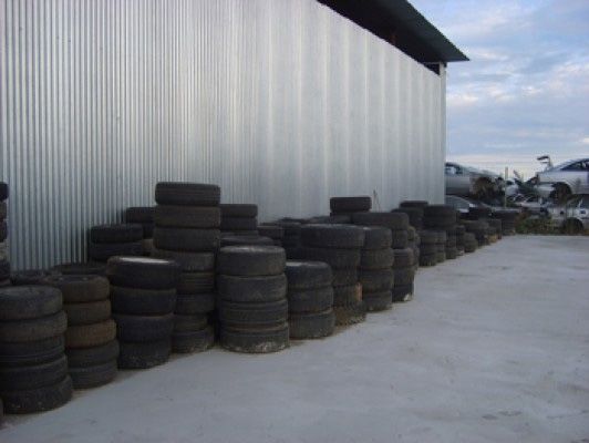 Un montón de neumáticos están apilados uno encima del otro