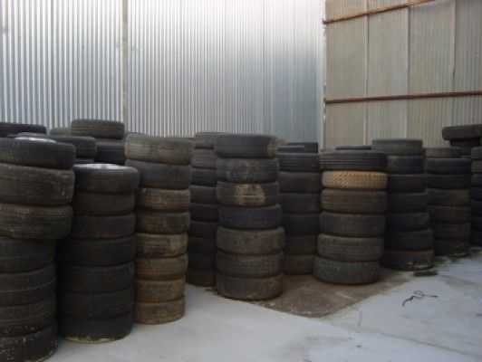 Un montón de neumáticos están apilados uno encima del otro