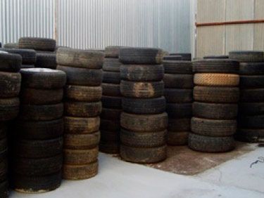 Un montón de neumáticos están apilados uno encima del otro