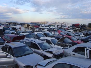 Hay muchos coches amontonados en un estacionamiento.